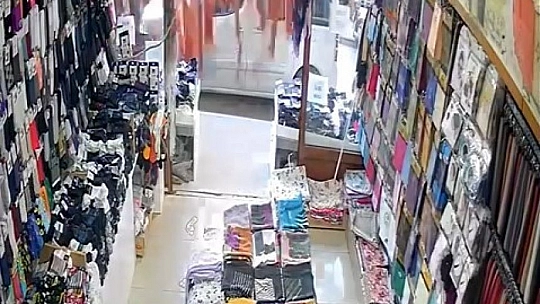 2 çocuklu aile ölümden saniyelerle kurtuldu, o anlar kameralara yansıdı