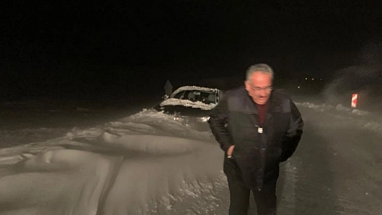 Yoğun Kar ve Tipi Nedeniyle Yolda Kalan Başkan Uslu, Ekipler Tarafından Kurtarıldı