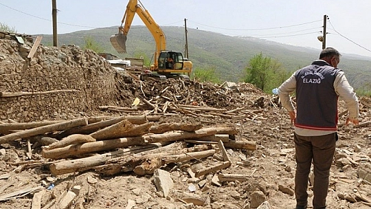 İl Özel İdaresi Köylerdeki Yıkım ve Enkaz Kaldırma İşlemlerini Hızlandırdı