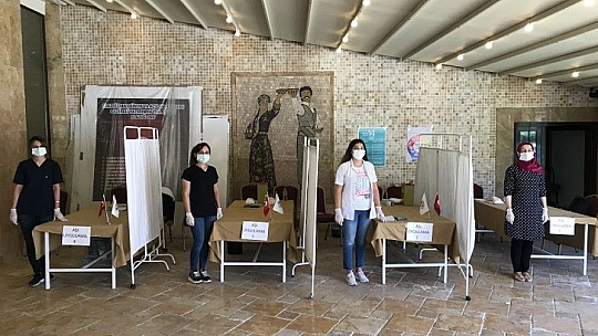 Elazığ İl Sağlık Müdürlüğü mobil ekiplerinden 'Yerinde aşı uygulaması'