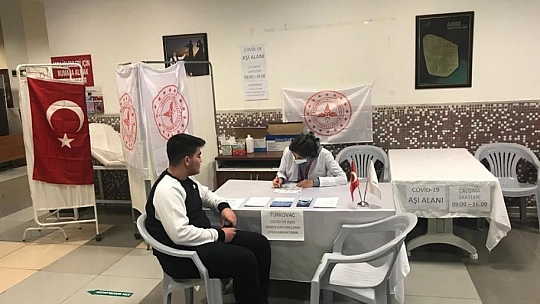 Elazığ İl Sağlık Müdürlüğü Resmi Kurumlarda Aşı Standı Açtı