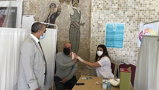 Elazığ İl Sağlık Müdürlüğü mobil ekiplerinden 'Yerinde aşı uygulaması'