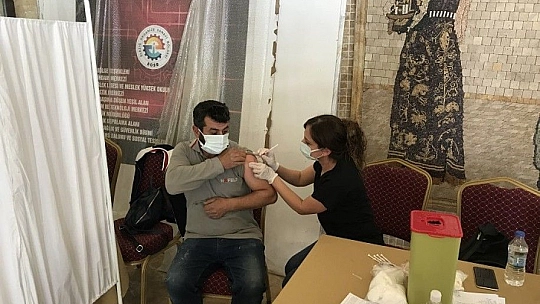 Elazığ İl Sağlık Müdürlüğü mobil ekiplerinden 'Yerinde aşı uygulaması'