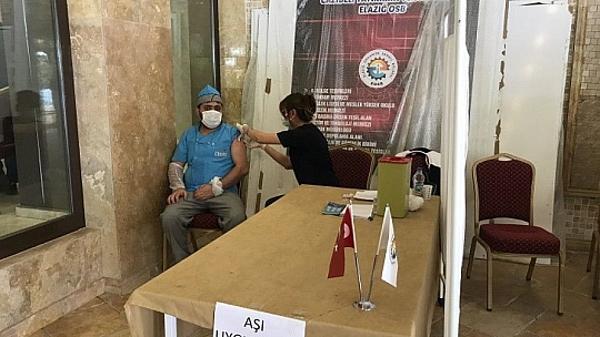 Elazığ İl Sağlık Müdürlüğü mobil ekiplerinden 'Yerinde aşı uygulaması'