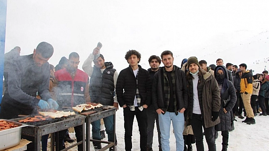 Fırat Üniversitesi Tarafından Hazarbaba Kayak Merkezi'nde Şenlik Düzenlendi