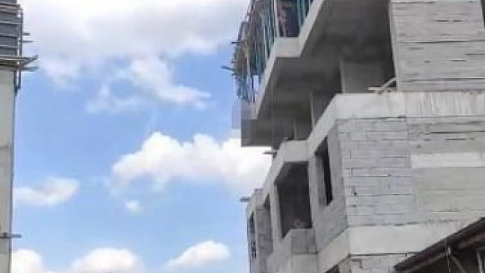 7'nci kata çıkıp atlamak istedi, polis ikna etti