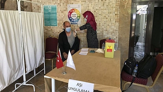 Elazığ İl Sağlık Müdürlüğü mobil ekiplerinden 'Yerinde aşı uygulaması'