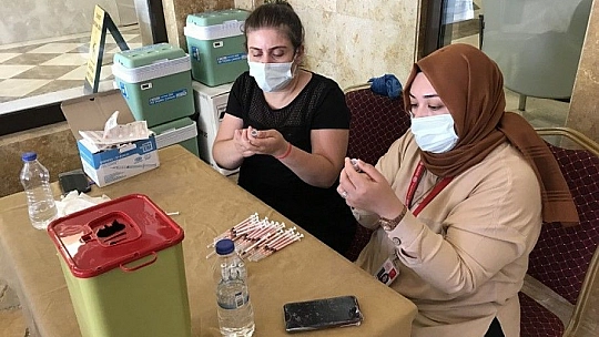 Elazığ İl Sağlık Müdürlüğü mobil ekiplerinden 'Yerinde aşı uygulaması'