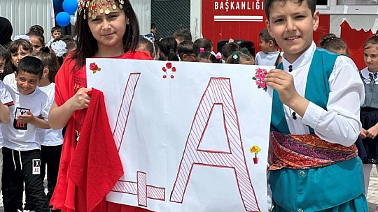 Ahıska Türk'ü Öğrencilerden Coşkulu 23 Nisan Kutlaması