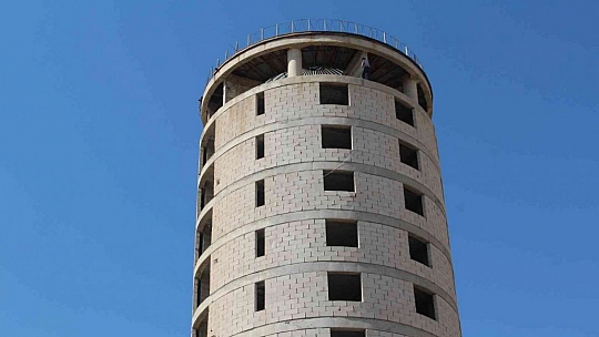 Ailesi tarafından terk edilen adam 12 katlı kuleye çıktı, ekipler ikna etti
