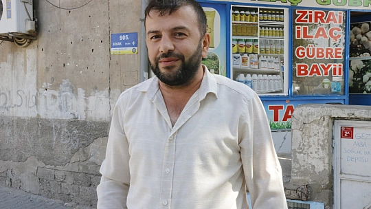 95 Yaşındaki Fuat Dede Depremlerde Terk Edilen Binada Tek Başına Yaşıyor