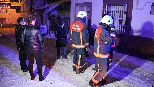 Elazığ'da kerpiç evin duvarı yıkıldı, aile panikle dışarı kaçtı
