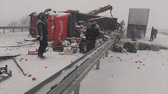 Elazığ'da tırlar çarpıştı, sebze ve meyveler yola saçıldı:3 yaralı
