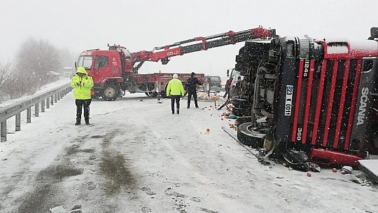 Elazığ'da tırlar çarpıştı, sebze ve meyveler yola saçıldı:3 yaralı