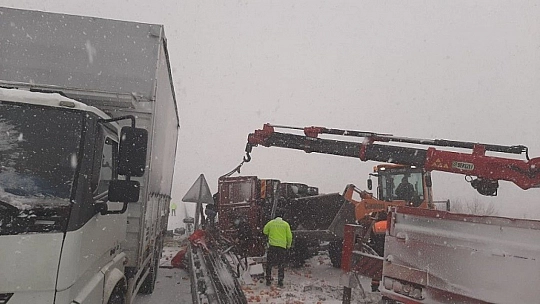Elazığ'da tırlar çarpıştı, sebze ve meyveler yola saçıldı:3 yaralı