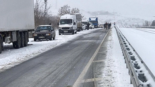 Elazığ'da tırlar çarpıştı, sebze ve meyveler yola saçıldı:3 yaralı