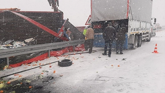 Elazığ'da tırlar çarpıştı, sebze ve meyveler yola saçıldı:3 yaralı