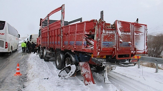 Elazığ'da tırlar çarpıştı, sebze ve meyveler yola saçıldı:3 yaralı