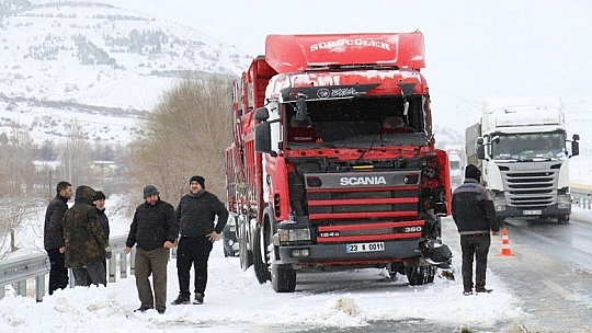 Elazığ'da tırlar çarpıştı, sebze ve meyveler yola saçıldı:3 yaralı