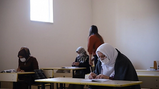 Kur'an-ı Kerim okumak için 70 yaşında okuma yazma öğreniyor