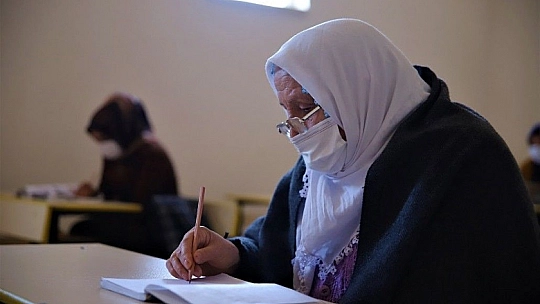 Kur'an-ı Kerim okumak için 70 yaşında okuma yazma öğreniyor