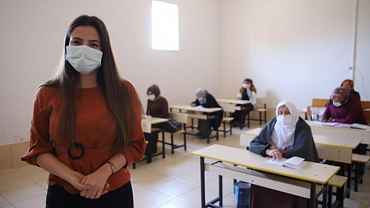 Kur'an-ı Kerim okumak için 70 yaşında okuma yazma öğreniyor