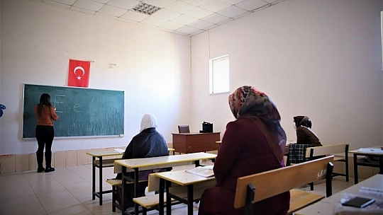 Kur'an-ı Kerim okumak için 70 yaşında okuma yazma öğreniyor