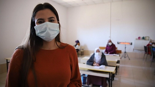 Kur'an-ı Kerim okumak için 70 yaşında okuma yazma öğreniyor