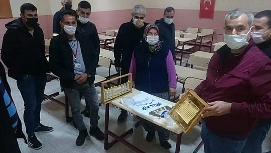 Arıcılara kış uykusundan uyanan arılarla uygulamalı eğitim