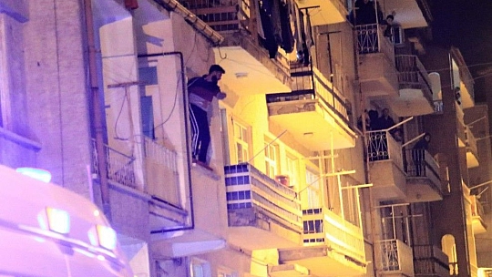 Çocuğunu görmek için bıçakla cama çıktı, kendini polise ihbar etti