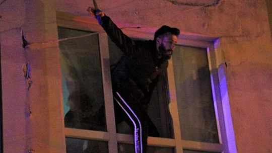 Çocuğunu görmek için bıçakla cama çıktı, kendini polise ihbar etti