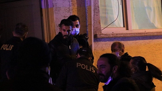 Çocuğunu görmek için bıçakla cama çıktı, kendini polise ihbar etti
