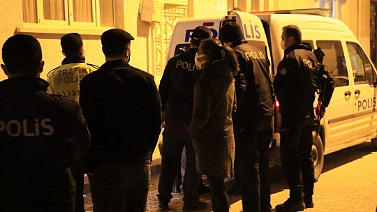 Çocuğunu görmek için bıçakla cama çıktı, kendini polise ihbar etti