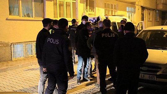 Çocuğunu görmek için bıçakla cama çıktı, kendini polise ihbar etti