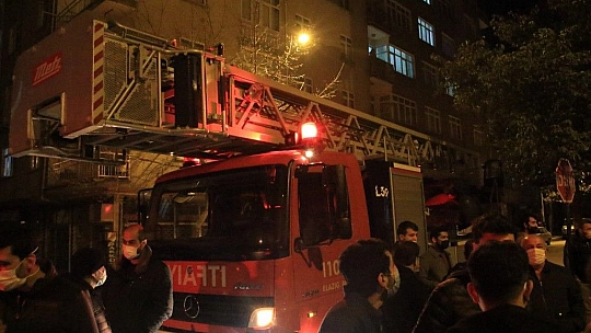 Çocuğunu görmek için bıçakla cama çıktı, kendini polise ihbar etti