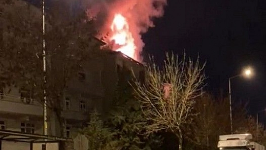 Elazığ'da binanın çatısı alev alev yandı
