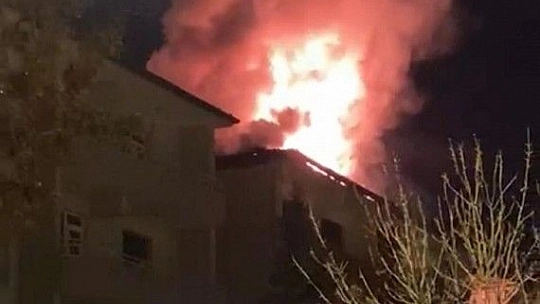 Elazığ'da binanın çatısı alev alev yandı