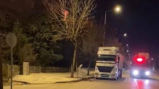 Elazığ'da binanın çatısı alev alev yandı