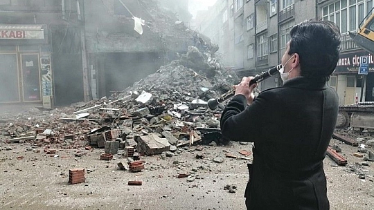 Elazığlı esnaf, yıkıma klarnetle eşlik etti