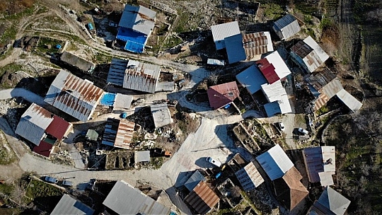 3 ilin ortasındaki köyde, yollara düşüren sorun