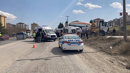 Yaralıları taşıyan ambulans, beton mikserine çaptı: 3'ü sağlıkçı 5 yaralı
