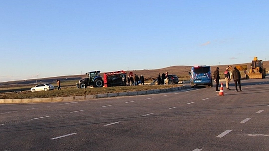 Elazığ'da otomobil traktöre çarptı: 4 yaralı