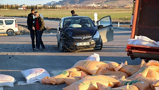 Elazığ'da otomobil traktöre çarptı: 4 yaralı