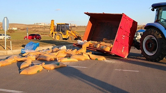 Elazığ'da otomobil traktöre çarptı: 4 yaralı