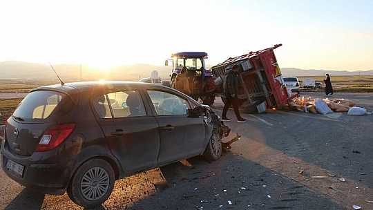 Elazığ'da otomobil traktöre çarptı: 4 yaralı
