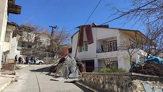 Elazığ'ın 2 ilçesinde fırtına bazı çatıları uçurdu