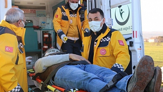 Otobüsle çarpışan hafif ticari araç tarlaya uçtu: 1 yaralı