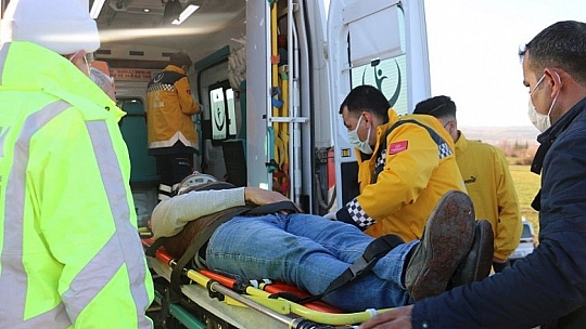 Otobüsle çarpışan hafif ticari araç tarlaya uçtu: 1 yaralı
