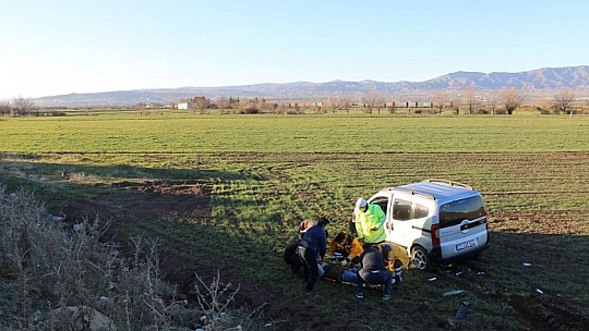 Otobüsle çarpışan hafif ticari araç tarlaya uçtu: 1 yaralı