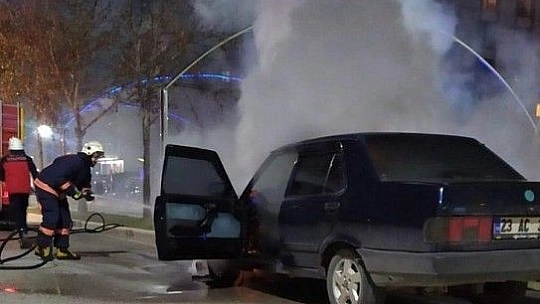 Elazığ'da seyir halindeki otomobil yandı